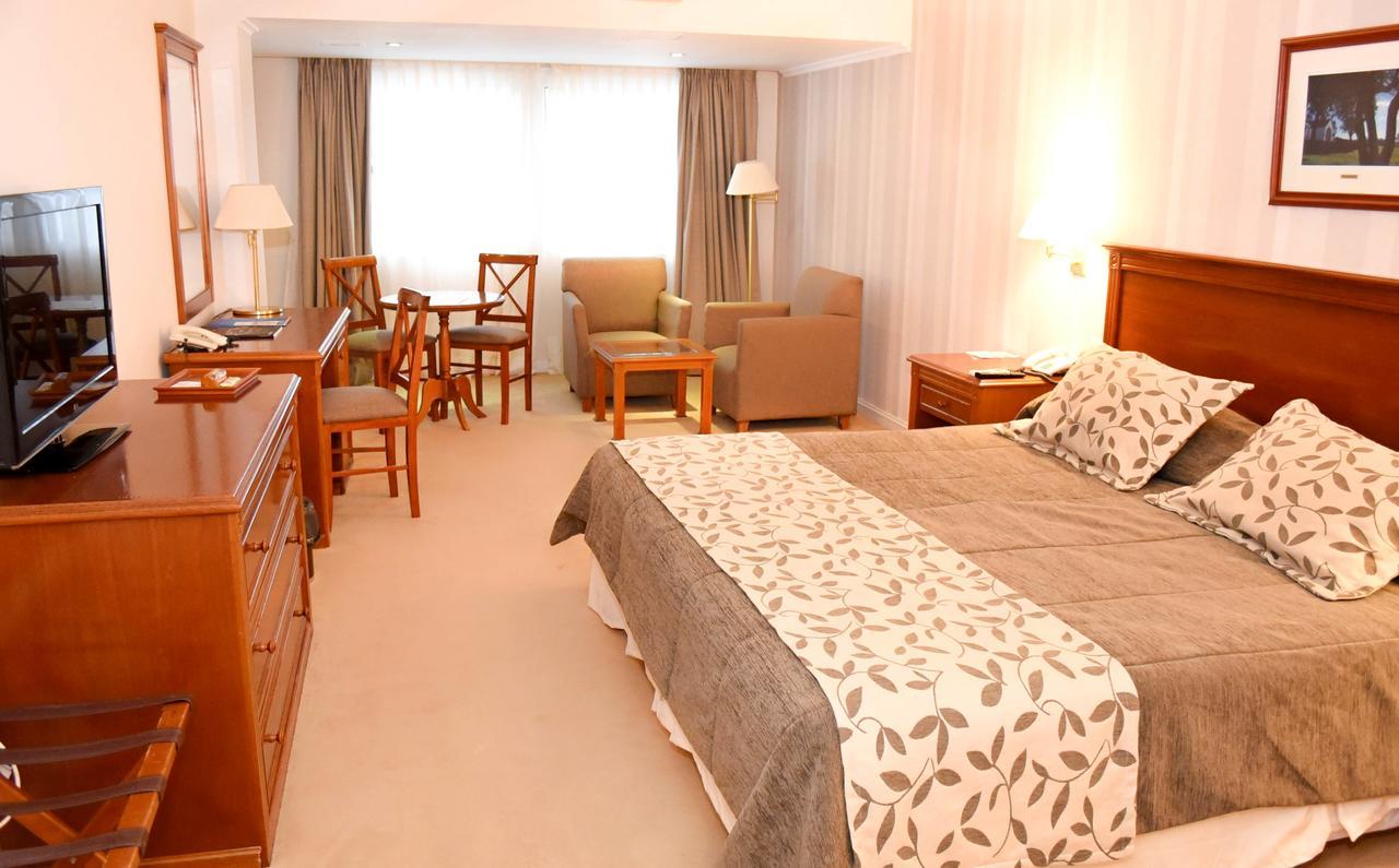 Howard Johnson Rio Ceballos Hotel Y Casino Esterno foto