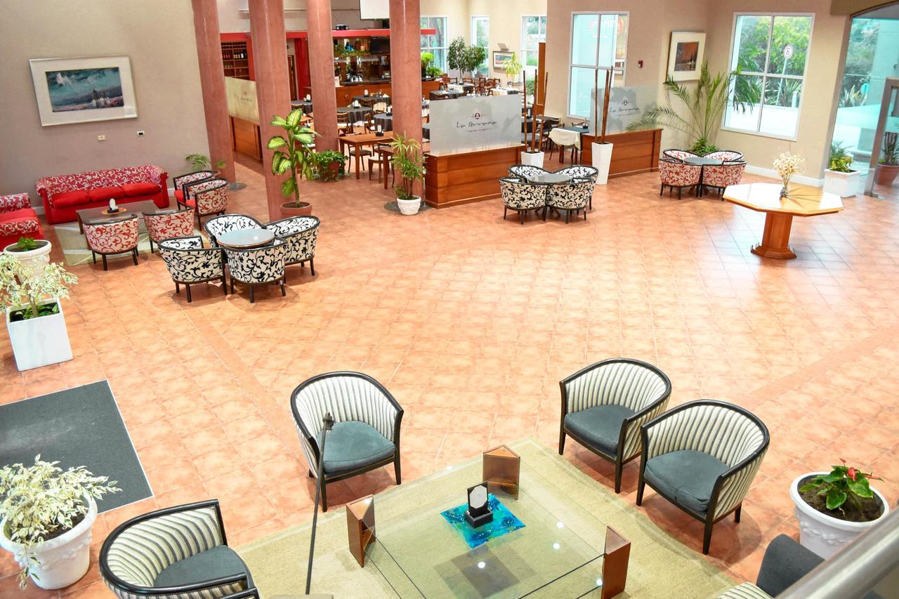Howard Johnson Rio Ceballos Hotel Y Casino Esterno foto